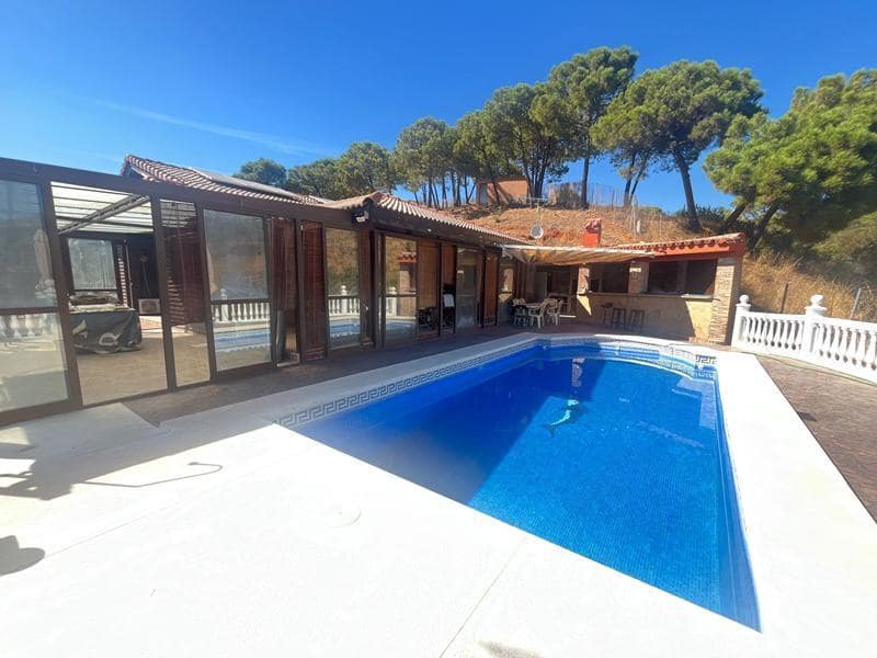 Casa de 3 habitaciones en Estepona en venta con piscina - 525.000 € (Ref: 9216710)