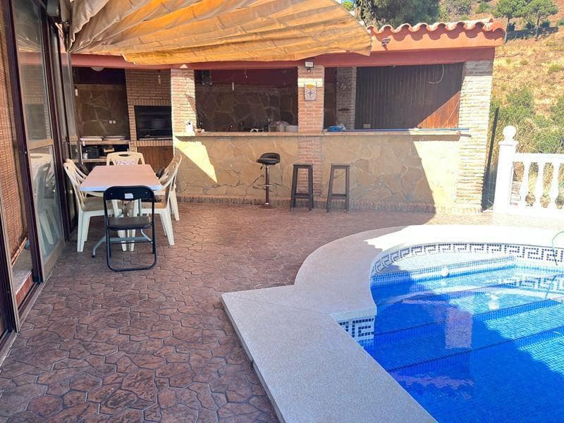 Casa de 3 habitaciones en Estepona en venta con piscina - 525.000 € (Ref: 9216710)