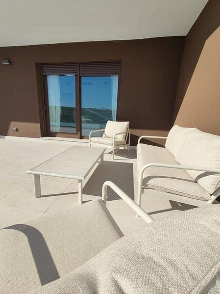 Penthouse de 3 chambres à louer à Estepona avec piscine garage - 2 500 € (Ref: 9223693)