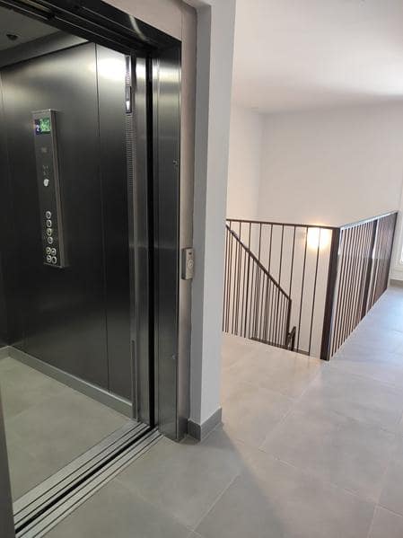 Penthouse de 3 chambres à louer à Estepona avec piscine garage - 2 500 € (Ref: 9223693)