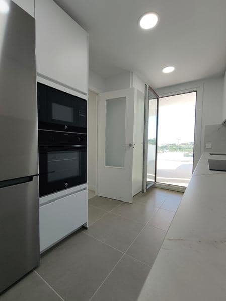 Penthouse de 3 chambres à louer à Estepona avec piscine garage - 2 500 € (Ref: 9223693)