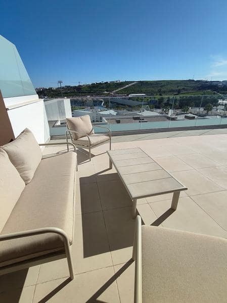 Penthouse de 3 chambres à louer à Estepona avec piscine garage - 2 500 € (Ref: 9223693)