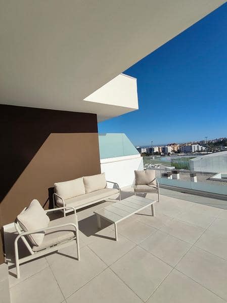 Penthouse de 3 chambres à louer à Estepona avec piscine garage - 2 500 € (Ref: 9223693)