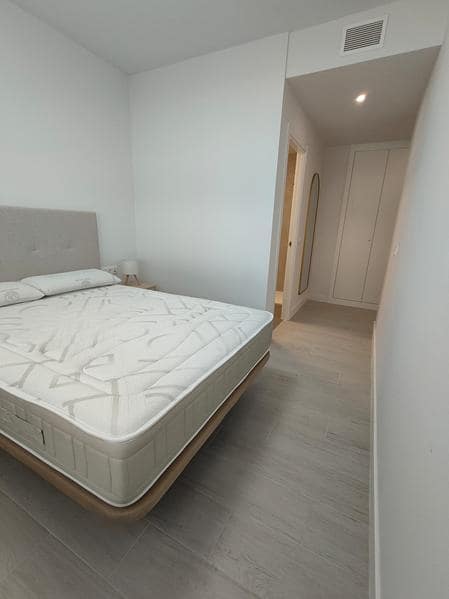 Penthouse de 3 chambres à louer à Estepona avec piscine garage - 2 500 € (Ref: 9223693)