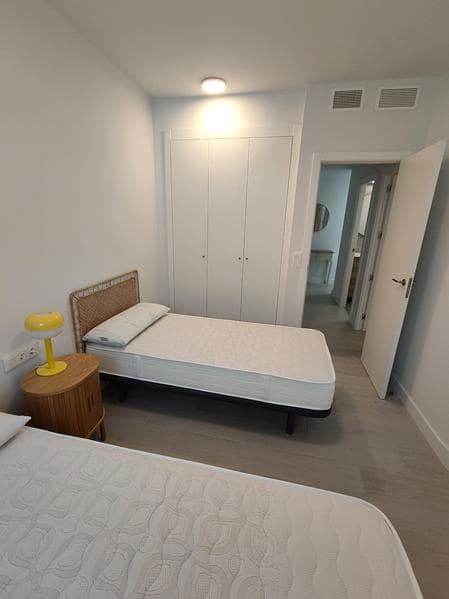 Penthouse de 3 chambres à louer à Estepona avec piscine garage - 2 500 € (Ref: 9223693)