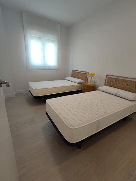 Penthouse de 3 chambres à louer à Estepona avec piscine garage - 2 500 € (Ref: 9223693)
