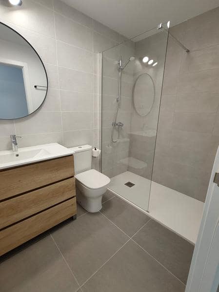 Penthouse de 3 chambres à louer à Estepona avec piscine garage - 2 500 € (Ref: 9223693)