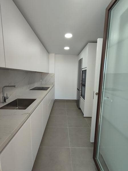 Penthouse de 3 chambres à louer à Estepona avec piscine garage - 2 500 € (Ref: 9223693)