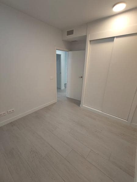 Penthouse de 3 chambres à louer à Estepona avec piscine garage - 2 500 € (Ref: 9223693)