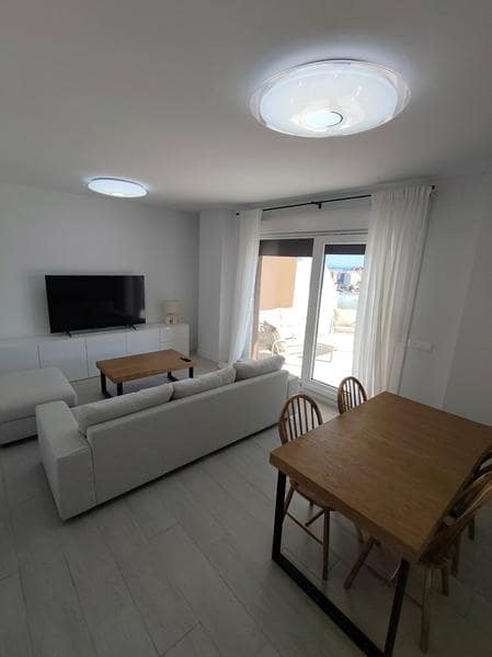 Penthouse de 3 chambres à louer à Estepona avec piscine garage - 2 500 € (Ref: 9223693)