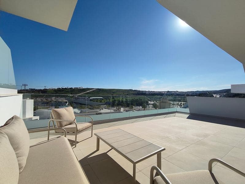 Penthouse de 3 chambres à louer à Estepona avec piscine garage - 2 500 € (Ref: 9223693)
