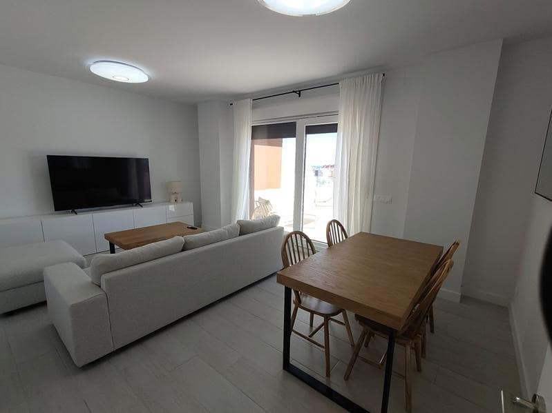 Penthouse de 3 chambres à louer à Estepona avec piscine garage - 2 500 € (Ref: 9223693)