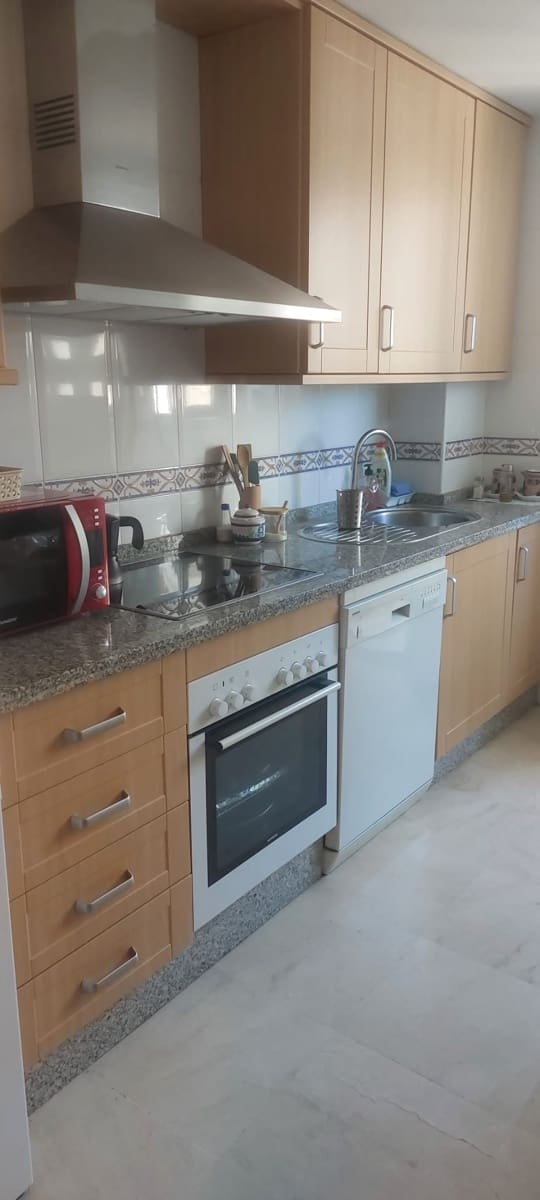 2 bedroom Flat for rent in San Luis de Sabinillas with pool garage - € 950 (Ref: 9231935)