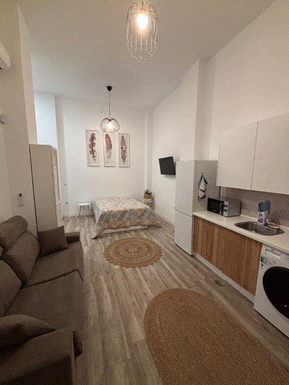 Lejlighed til leje i Malaga by - € 810 (Ref: 9271910)