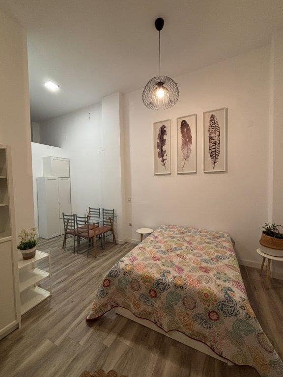 Lejlighed til leje i Malaga by - € 810 (Ref: 9271910)