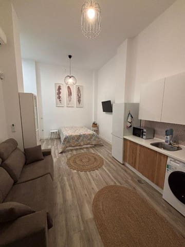 Lejlighed til leje i Málaga by - € 810 (Ref: 9271910)