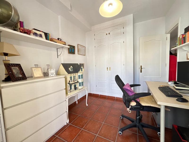 5 soveværelse Rækkehus til salg i Estepona med garage - € 750.000 (Ref: 9297105)