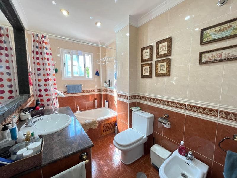 Adosado de 5 habitaciones en Estepona en venta con garaje - 850.000 € (Ref: 9297105)