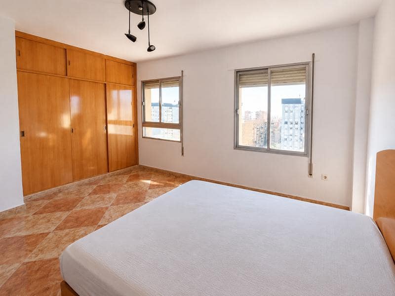 3 soveværelse Lejlighed til salg i Malaga by - € 297.000 (Ref: 9340381)