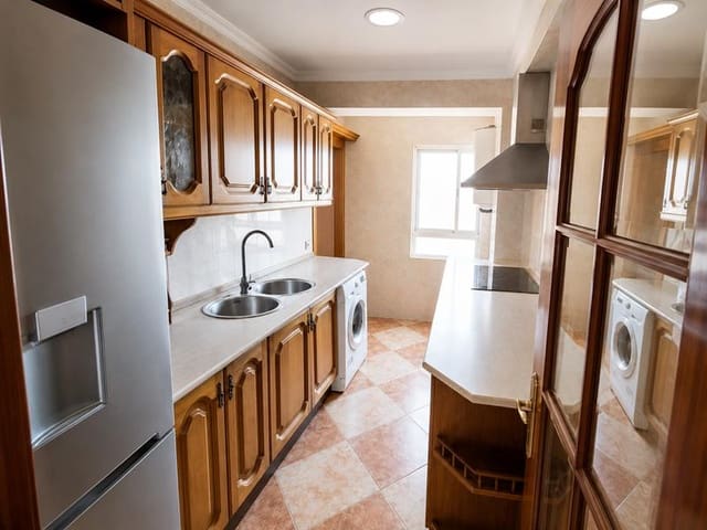 3 soveværelse Lejlighed til salg i Cruz de Humilladero, Málaga by - € 297.000 (Ref: 9340381)