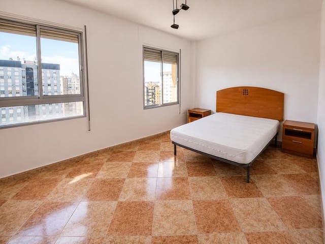 3 soveværelse Lejlighed til salg i Cruz de Humilladero, Málaga by - € 297.000 (Ref: 9340381)