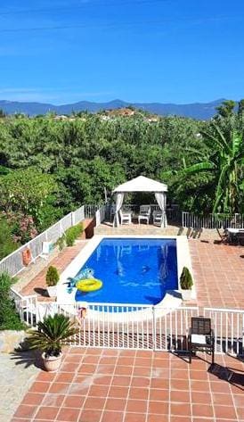Casa de 6 habitaciones en Estepona en venta con piscina - 1.262.000 € (Ref: 9344067)