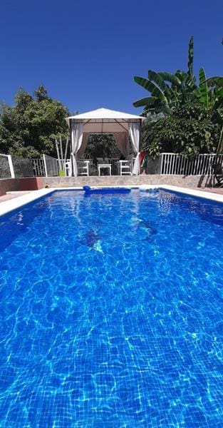 Casa de 6 habitaciones en Estepona en venta con piscina - 1.262.000 € (Ref: 9344067)