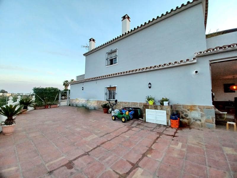 Casa de 6 habitaciones en Estepona en venta con piscina - 1.262.000 € (Ref: 9344067)