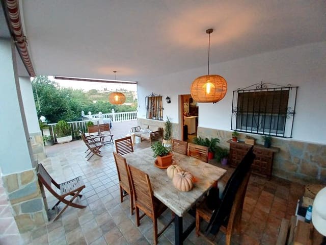 Casa de 6 habitaciones en Estepona en venta con piscina - 1.262.000 € (Ref: 9344067)