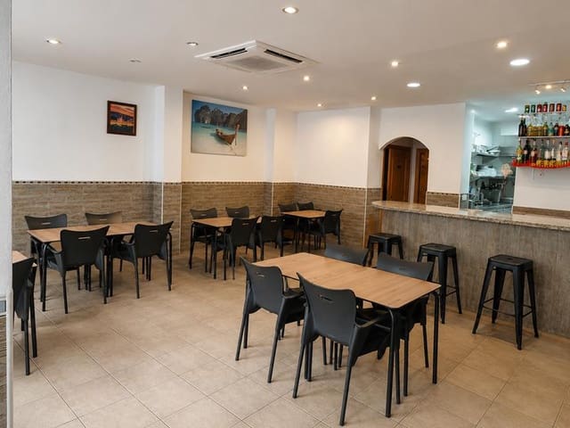 Commercial for sale in Centro, Estepona - € 234,000 (Ref: 9348659)