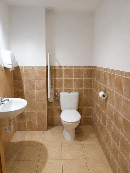 Commercial for sale in Estepona - € 234,000 (Ref: 9348659)