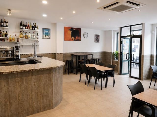 Commercial for sale in Centro, Estepona - € 234,000 (Ref: 9348659)