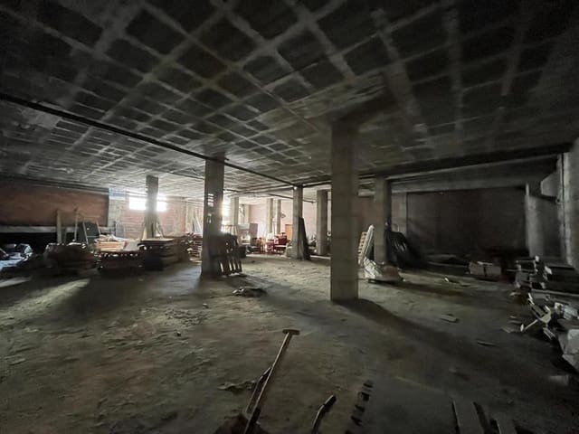 Kaupallinen vuokrattavana paikassa Estepona - 4 000 € (Ref: 9352893)