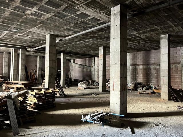 Kaupallinen vuokrattavana paikassa Estepona - 4 000 € (Ref: 9352893)