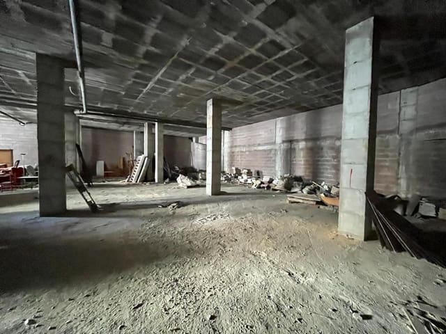 Kaupallinen vuokrattavana paikassa Estepona - 4 000 € (Ref: 9352893)