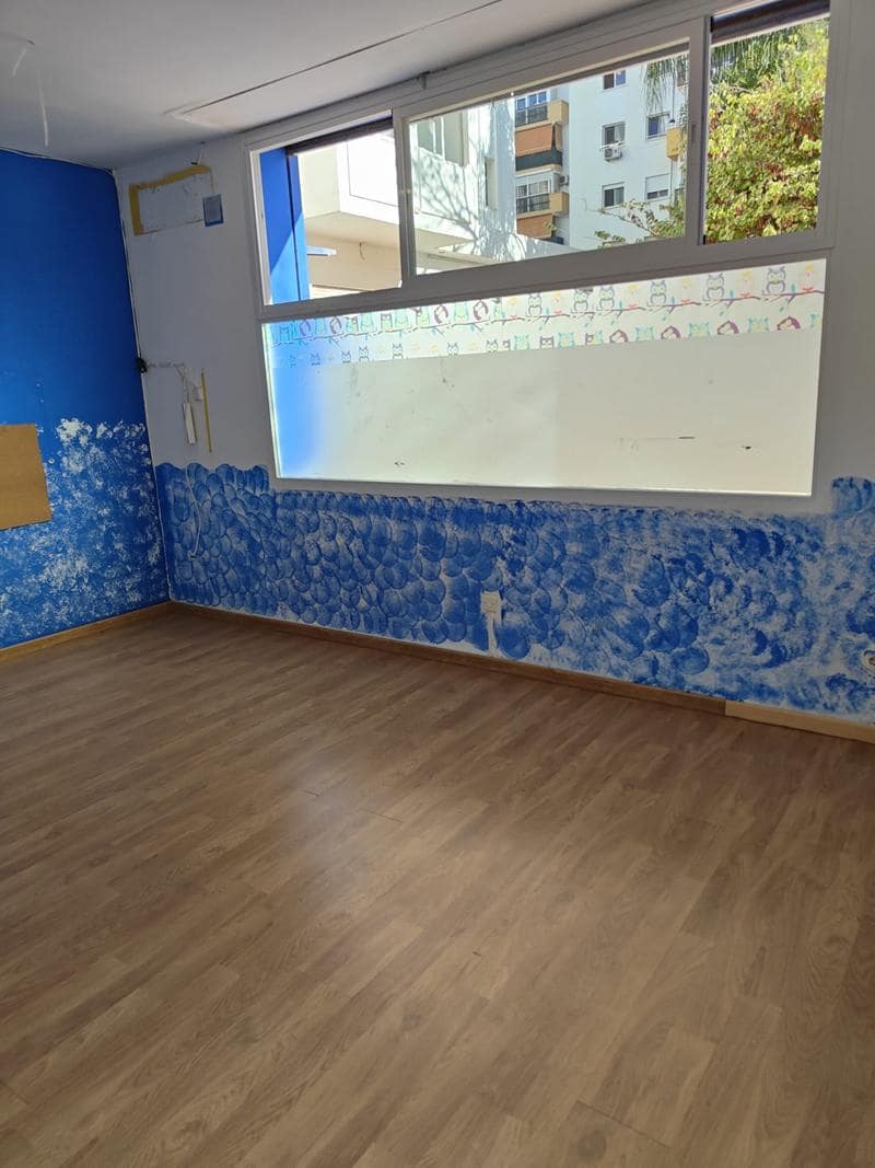 Kommersiell till salu i Estepona - 196 192 € (Ref: 9357857)