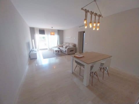 Piso de 2 habitaciones en Estepona en venta con piscina garaje - 319.000 € (Ref: 9380164)