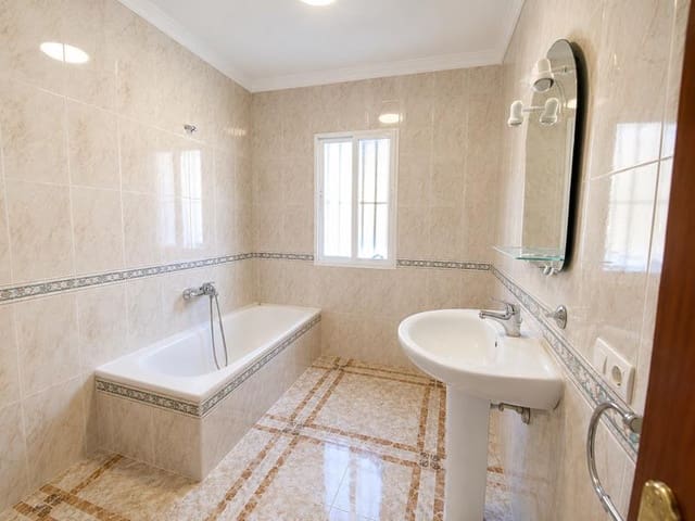 Casa de 3 habitaciones en Málaga ciudad en venta - 170.000 € (Ref: 9403378)