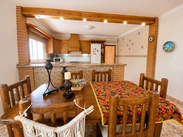 Casa de 3 habitaciones en Málaga ciudad en venta - 170.000 € (Ref: 9403378)