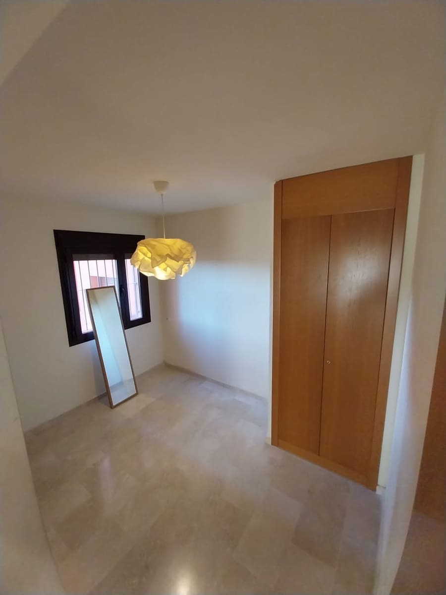 2 soverom Leilighet til salgs i Estepona med svømmebasseng garasje - € 355 000 (Ref: 9406957)