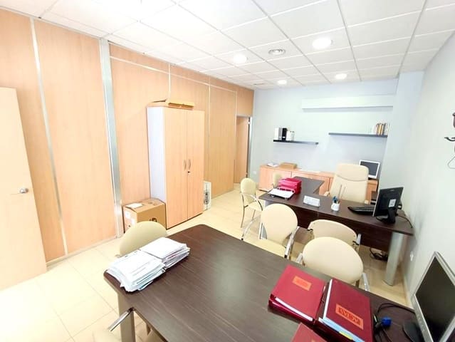 Erhverv til salg i Centro, Estepona - € 254.500 (Ref: 9447258)