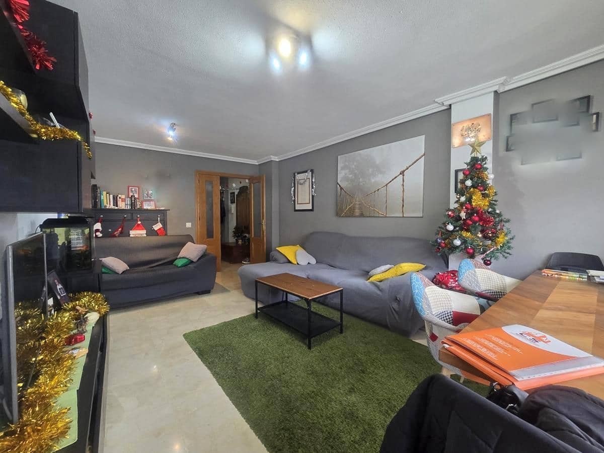 3 bedroom Flat for rent in Malaga city with pool garage - € 1,400 (Ref: 9457748)