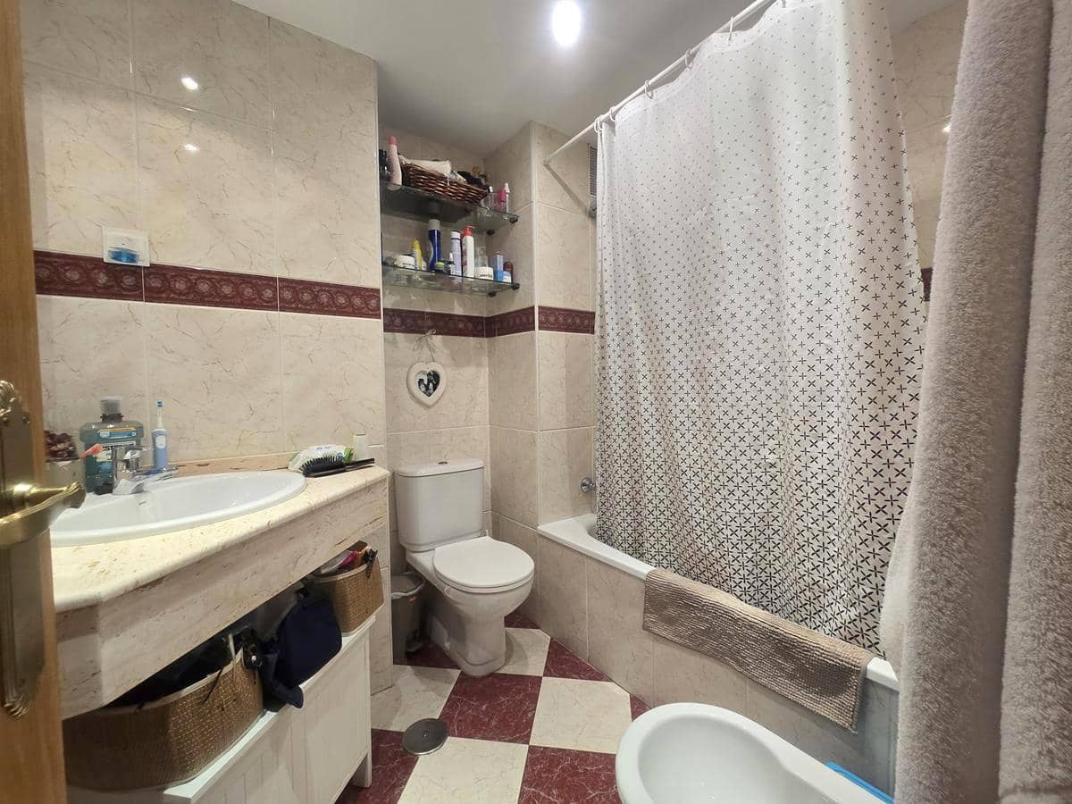 3 bedroom Flat for rent in Malaga city with pool garage - € 1,400 (Ref: 9457748)