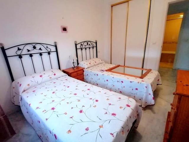 Piso de 3 habitaciones en Estepona en alquiler con piscina - 1.500 € (Ref: 9532620)