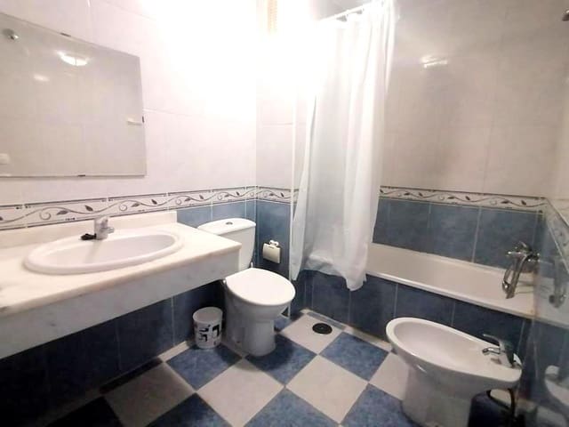 3 slaapkamer Flat te huur in Estepona met zwembad - € 1.500 (Ref: 9532620)