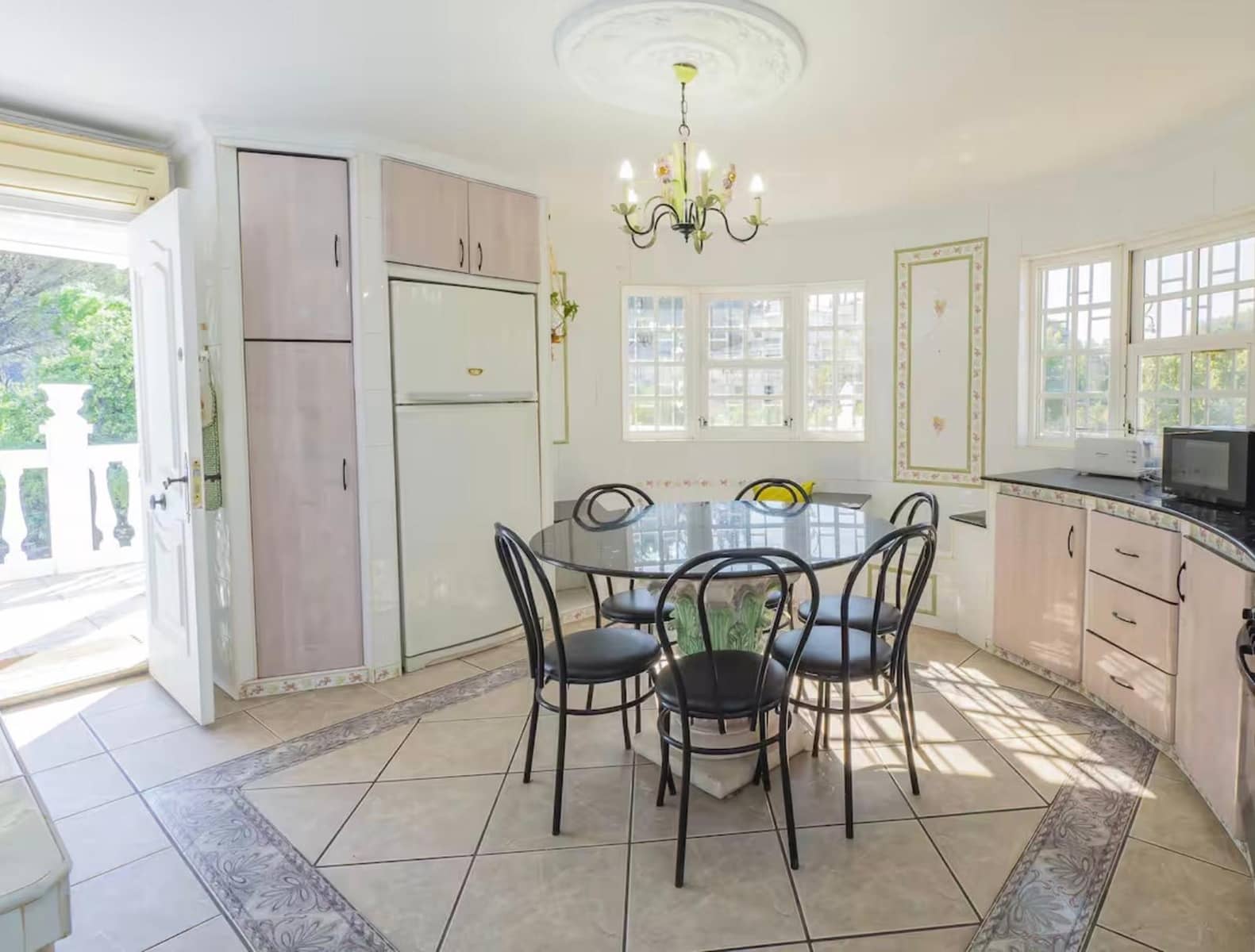 4 Zimmer Villa zu vermieten in Alhaurin de la Torre mit Pool Garage - 4.700 € (Ref: 9534360)