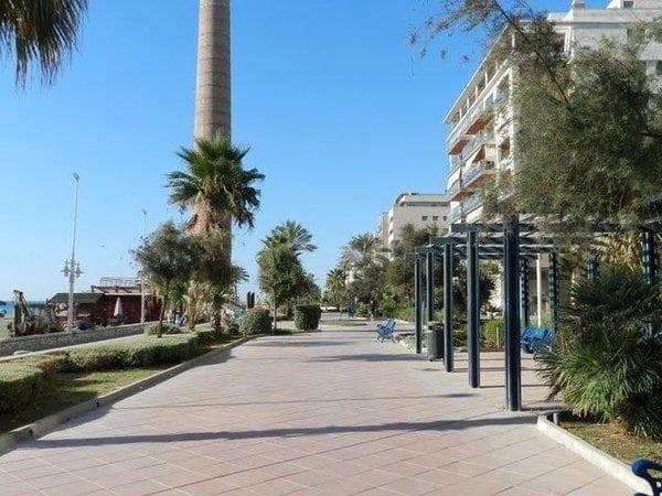 Kommersiell att hyra i Los Guindos, Málaga stad - 1 000 € (Ref: 9535257)