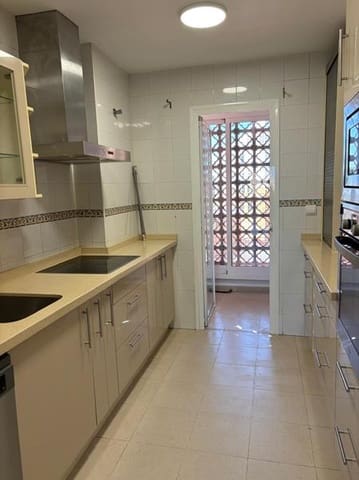 3 bedroom Flat for rent in Estepona with pool - € 1,900 (Ref: 9565501)