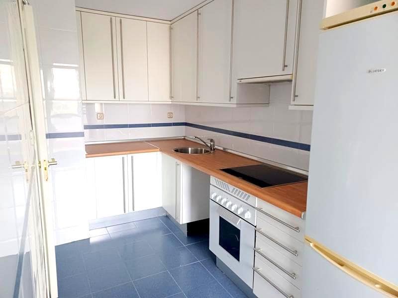 2 soverom Penthouse til leie i Estepona med svømmebasseng garasje - € 1 850 (Ref: 9580024)