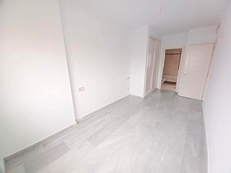 2 soverom Penthouse til leie i Estepona med svømmebasseng garasje - € 1 850 (Ref: 9580024)